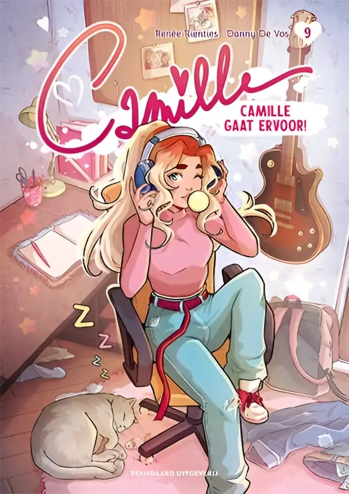Illustratie van camille gaat ervoor comicboek met blonde meid in oorkappen zittend omringd door gitaar boeken en slapende kat