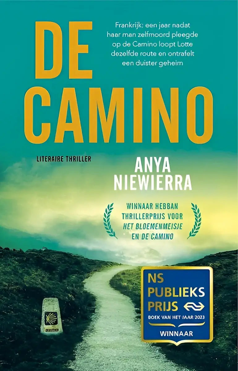 De camino boek met gele letters op een teal achtergrond en een pad door groene heuvels voor special vriendenloterij 2024