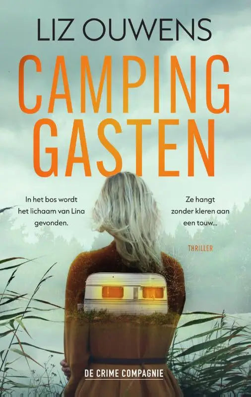 De achterzijde van het boek campinggasten door liz ouwens met een vrouw in een oranjebruine jurk buitenstaand