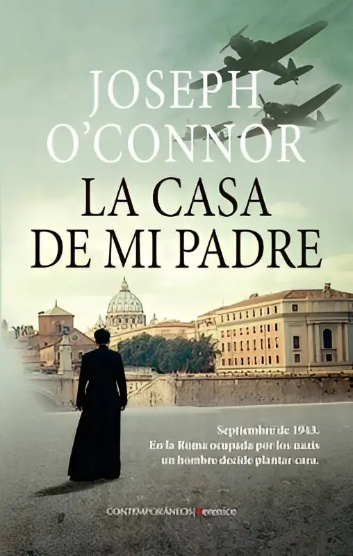 De boekcover van la casa de mi padre door joseph oconnor toont een sepiafoto van een man voor historische gebouwen