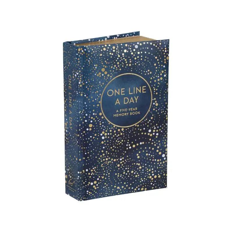 Nederlandse vertaling: een navy blue boek met een sterrenhemel patroon en gouden foliedruk met de tekst celestial one line a day memory boek