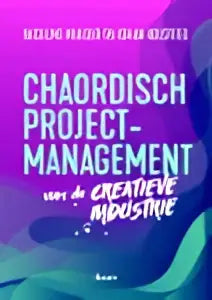 Paarse poster met witte tekst chaordisch projectmanagement voor de creatieve industrie van johan kolsteeg