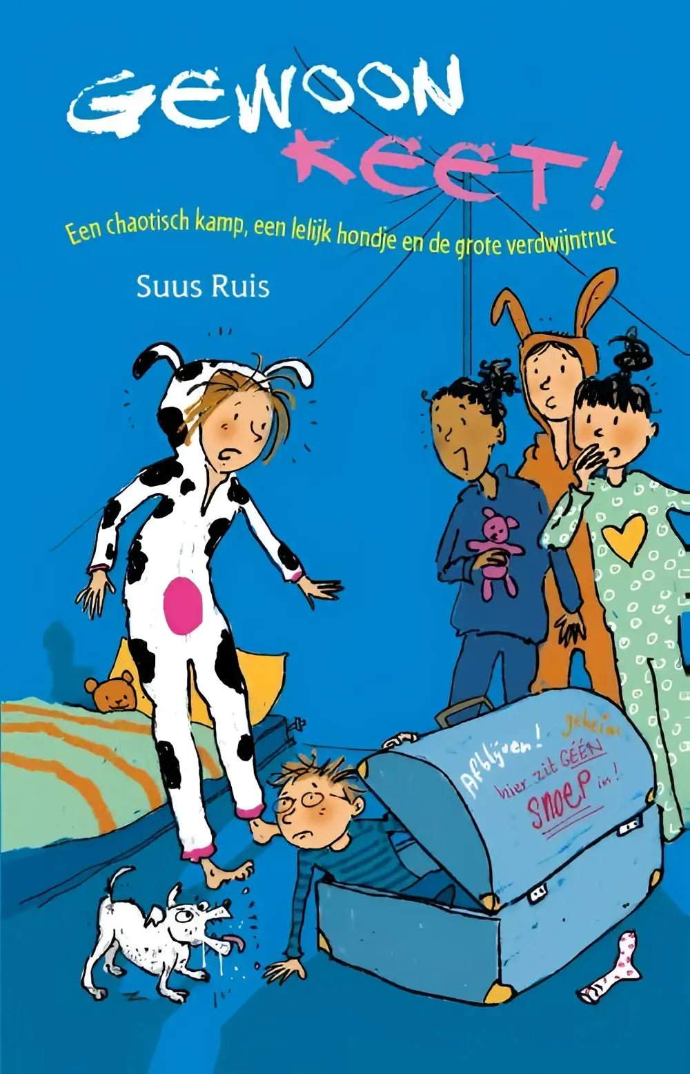 Blauwe koffer met handgeschreven tekst en gele voeten passend bij het chaotisch kamp en de grote verdwijntruc