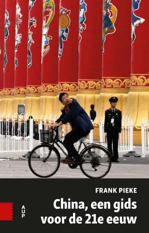 Zwarte metalen fiets met voormand in beweging voor rode sierlijke zuilen in China een gids voor de 21e eeuw