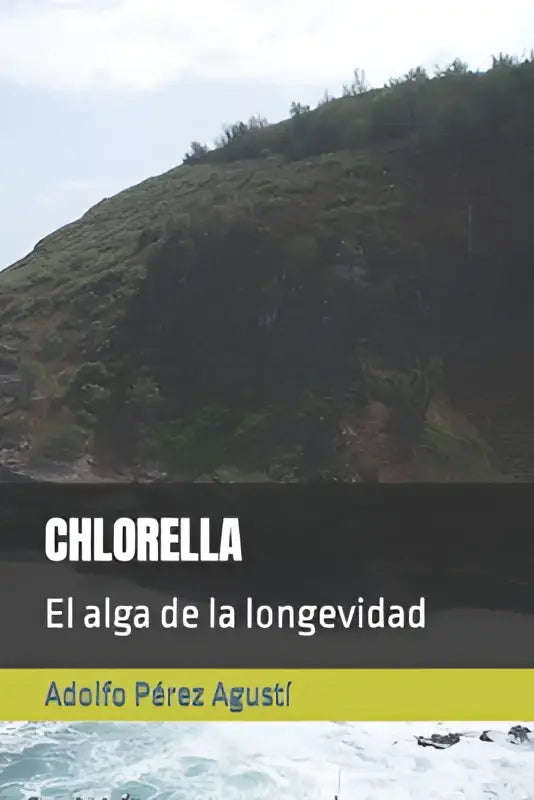 De boekomslag van chlorella toont de titel in witte letters met de ondertitel el alga de la longevidad en auteur Adolfo Pérez Agustí