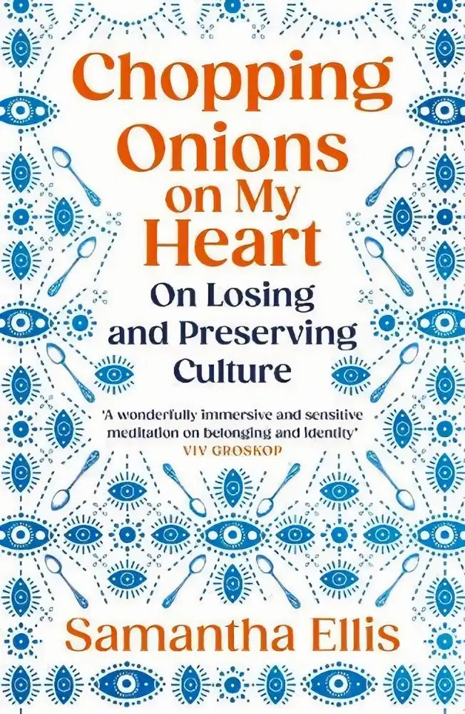 Boekomslag van chopping onions on my heart met witte achtergrond, oranje en zwarte tekst, blauwe oog- en lepelpatronen, culturele studies van samantha ellis