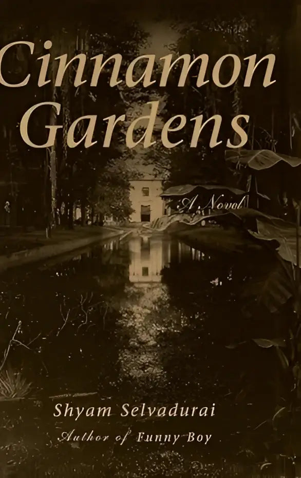 De boekcover van cinnamon gardens door shyam selvadurai toont een sepia-illustratie van een klassiek huis weerspiegeld in stil water