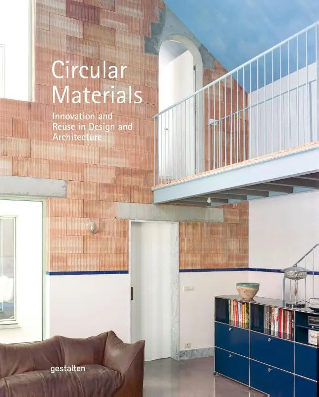 Blauwe modulaire boekenplank met glazen blad en metalen frame voor innovatie en hergebruik in design en architectuur
