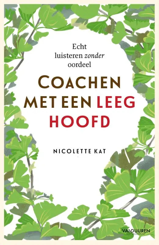 Een wit omslagboek getiteld coachen met een leeg hoofd met vet bruine en rode letters omgeven door groene bladeren