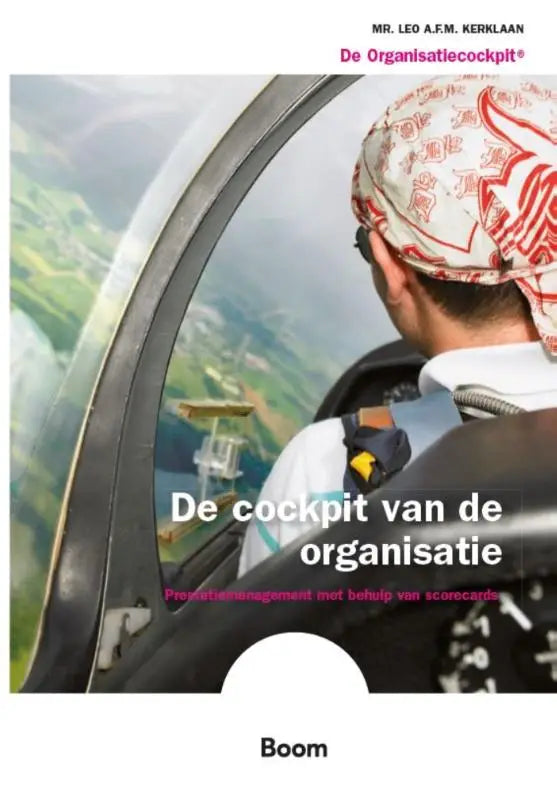 Achterkant van het boek de cockpit van de organisatie met man in rood wit hoofddoekje in cockpit uitgegeven door koninklijke boom uitgevers