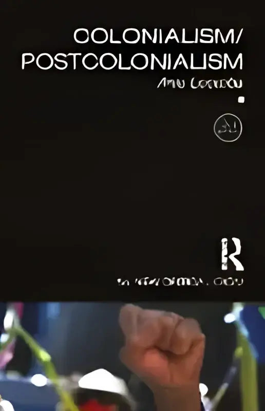 Boekcover kolonialisme postkolonialisme door ama ata aidoo met witte tekst en uitgeverslogo voor postkoloniale studiën
