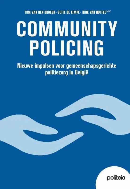 Blauw boek met titel community policing en illustratie van handen voor nieuwe impulsen voor gemeenschapsgerichte politiezorg