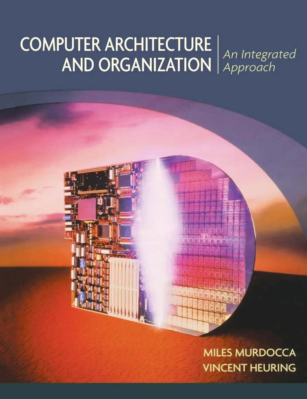 De boekcover van computer architecture and organization door miles murdocca en vincent heuring toont een geïntegreerd circuit met zonsondergang