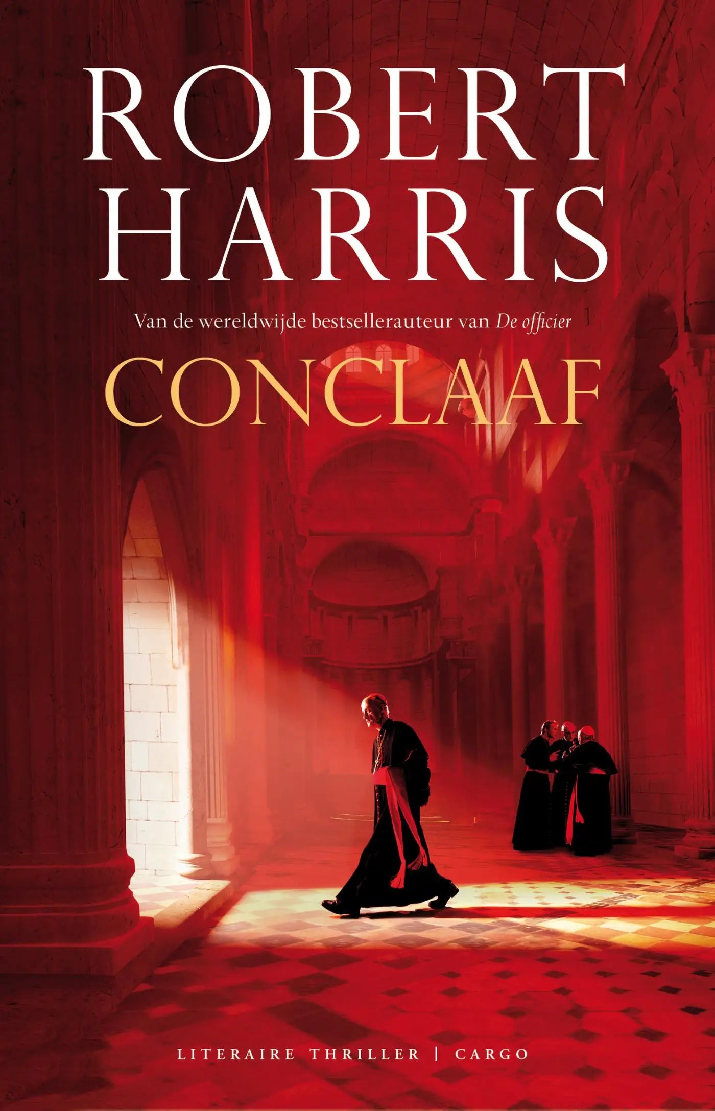 Rood boek met titel conclaf van robert harris en afbeelding van figuren in donkere gewaden in kathedraalgang