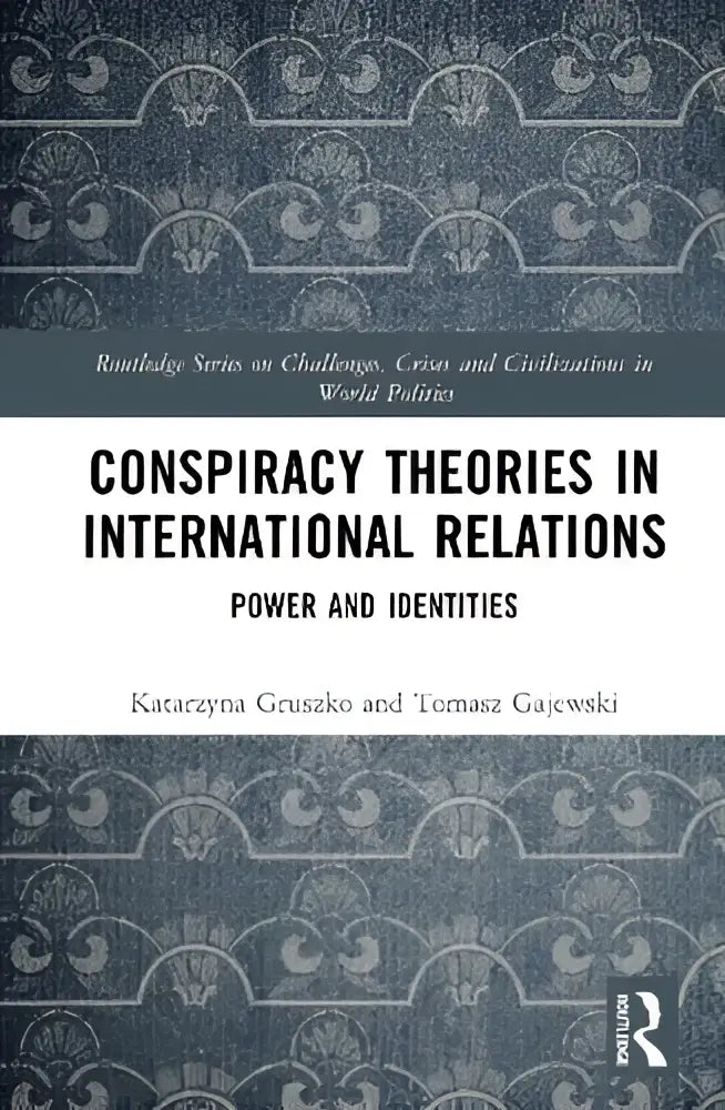De boekcover toont een donkergrijze, sierlijk patroon met de titel conspiracy theories in international relations power and identities