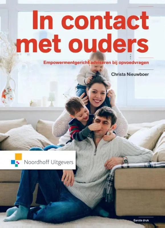 De boekcover van In contact met ouders toont een glimlachend gezin en de naam christa nieuwboer duidelijk zichtbaar