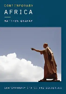 Contemporary africa boek met bronzen standbeeld in vloeiende gewaden tegen heldere blauwe lucht met wolken