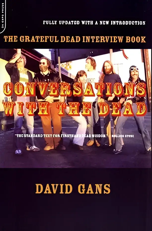 Conversations with the dead the grateful dead interview book hardcover met oranje en gele titel en zwart-wit foto