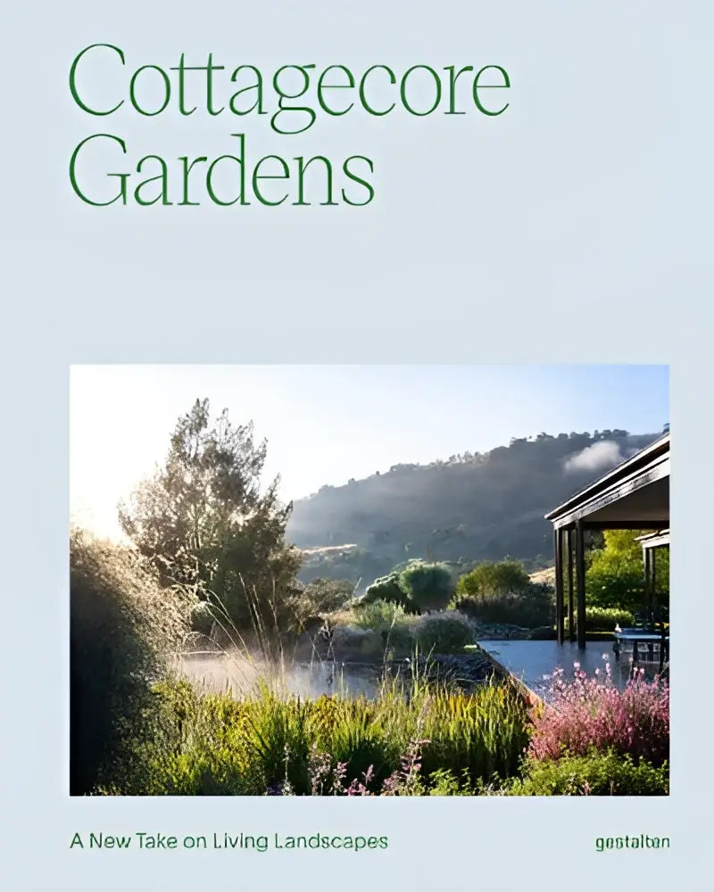 Boekcover cottagecore gardens toont een serene tuin met weelderig groen, zachte roze bloemen en rustieke houten structuur voor living landscapes