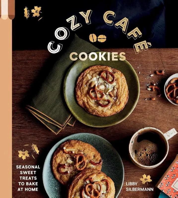 Goudbruine pretzel-studded cozy cafe cookies op een groen bord als seizoenste zoete traktatie om thuis te bakken