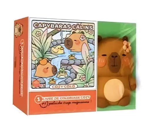Een zachte bruine pluchen koalatoy met bloem naast een oranje-witte gapybaras calins doos van cozy capybara set