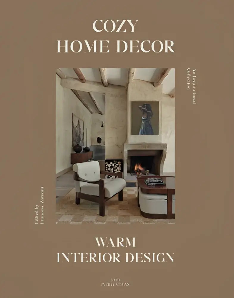 Cozy home decor boekcover met warme interior design scène met stenen openhaard, houten balken en neutrale meubelen