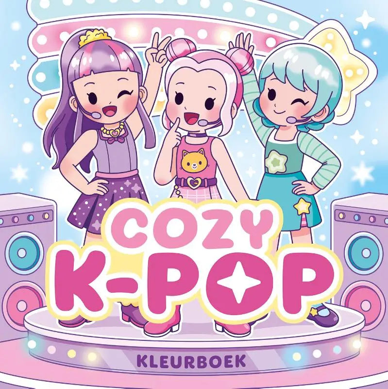 Cover van cozy k-pop kleurboek met roze en gele kleuren en drie cartoonmeisjes op een podium met speakers