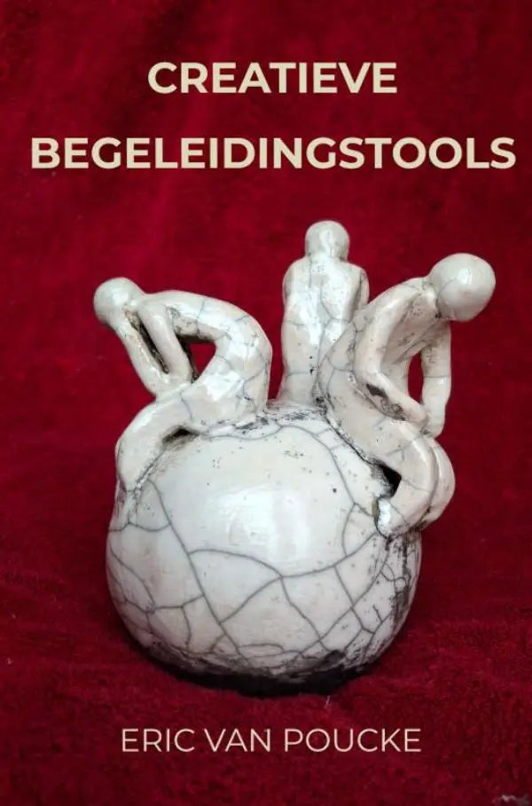 White keramische sculptuur met drie abstracte mensfiguren op een gebarsten globe als creatieve begeleidingstools