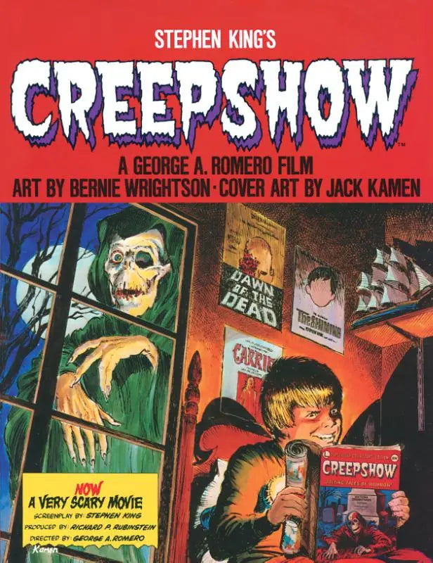 De cover van creepshow van stephen king toont een groengewaden skelet met gloeiende ogen die door een raam grijpt