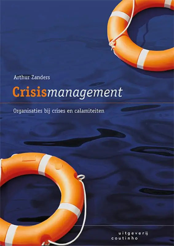 Oranje reddingsboei met witte reflecterende strepen op donkerblauw water voor Crisismanagement