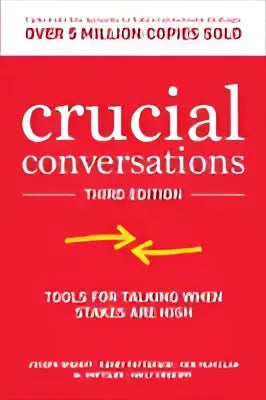 Rode boek cruciale gesprekken derde editie met witte tekst en gele pijl over krachtige vaardigheden wanneer de inzet hoog is