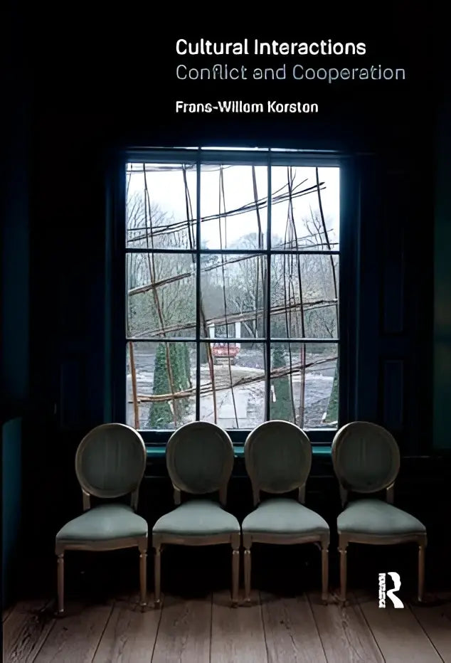 Vier vintage groene gestoffeerde stoelen met sierlijke houten frames passend bij culturele interacties conflict en samenwerking