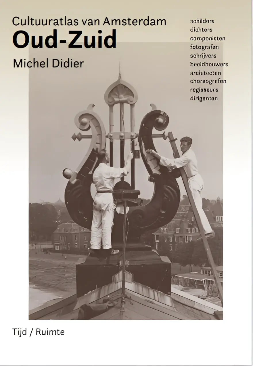 Zwart sierlijk metalen sculptuur met gedetailleerd kunstwerk en twee arbeiders in witte uniformen bij cultuuratlas van amsterdam oud-zuid