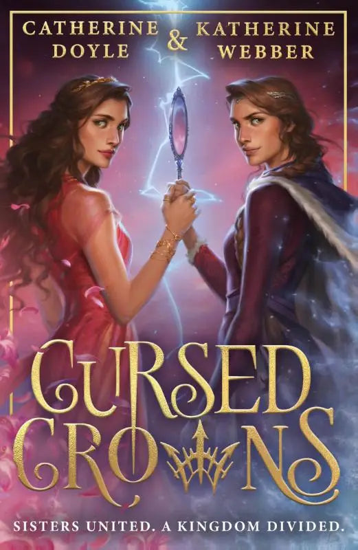 Boekomslag van cursed crowns met twee vrouwen in rode en paarse jurken die een magische spiegel vasthouden tegen een sterrige achtergrond