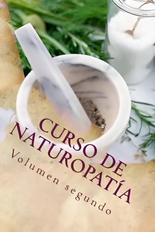 Het boek curso de naturopatía volumen segundo heeft een rustieke omslag met aardetinten en ligt naast verse kruiden en een glazen pot