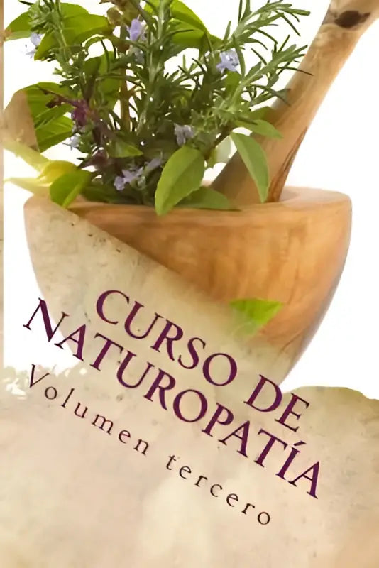 Houten vijzel en stamper gevuld met verse groene kruiden en paarse bloemen voor naturopathie volumen tercero