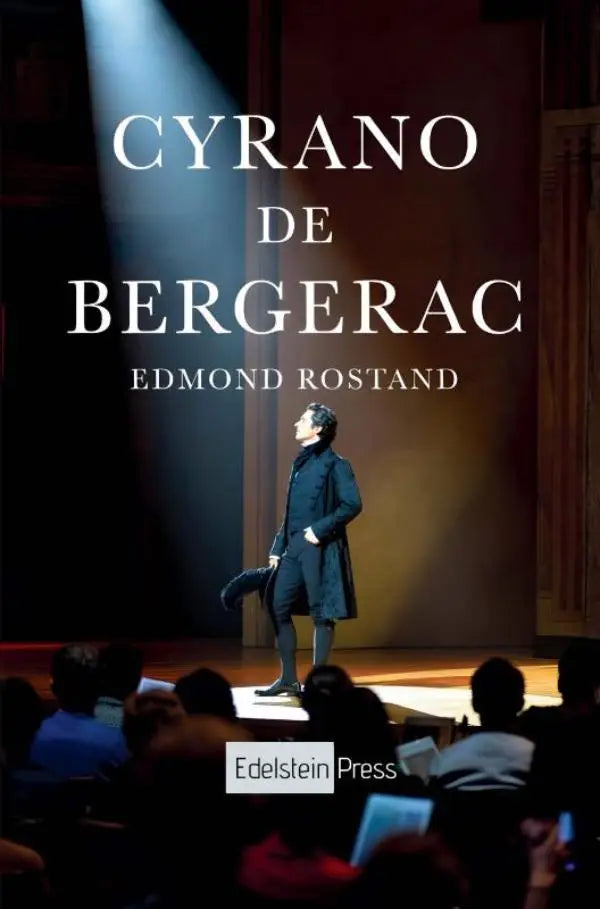 Man op toneel met zwarte jas op de cover van cyrano de bergerac een heroïsche komedie in vijf bedrijven moderne nederlandse vertaling