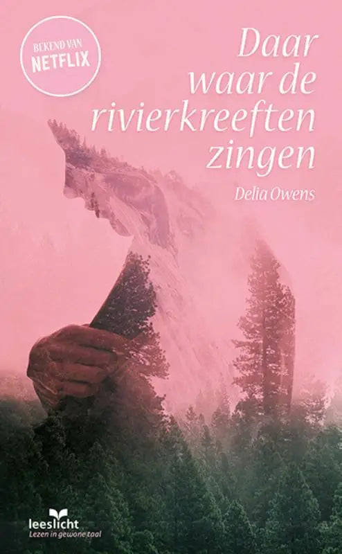 Roze boekcover met doorschijnende handen die een boom vasthouden voor mistige bergen bij Daar waar de rivierkreeften zingen van Della Owens