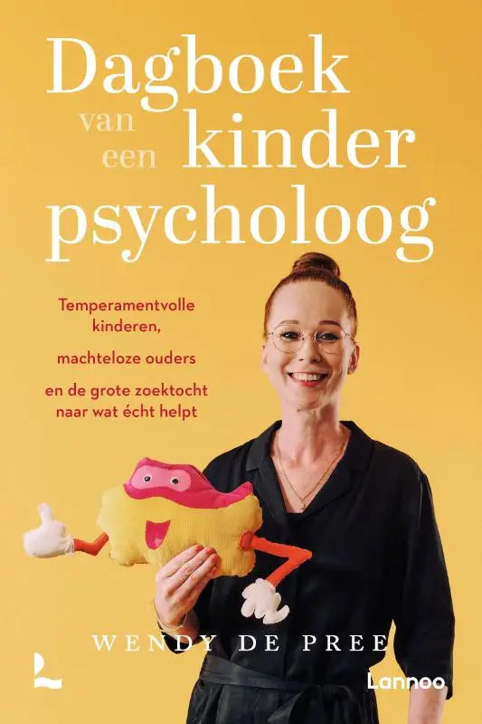 Een vrolijk geel knuffeldier met roze superhelden cape en rode armen, vastgehouden door een lachende vrouw in dagboek van een kinderpsycholoog