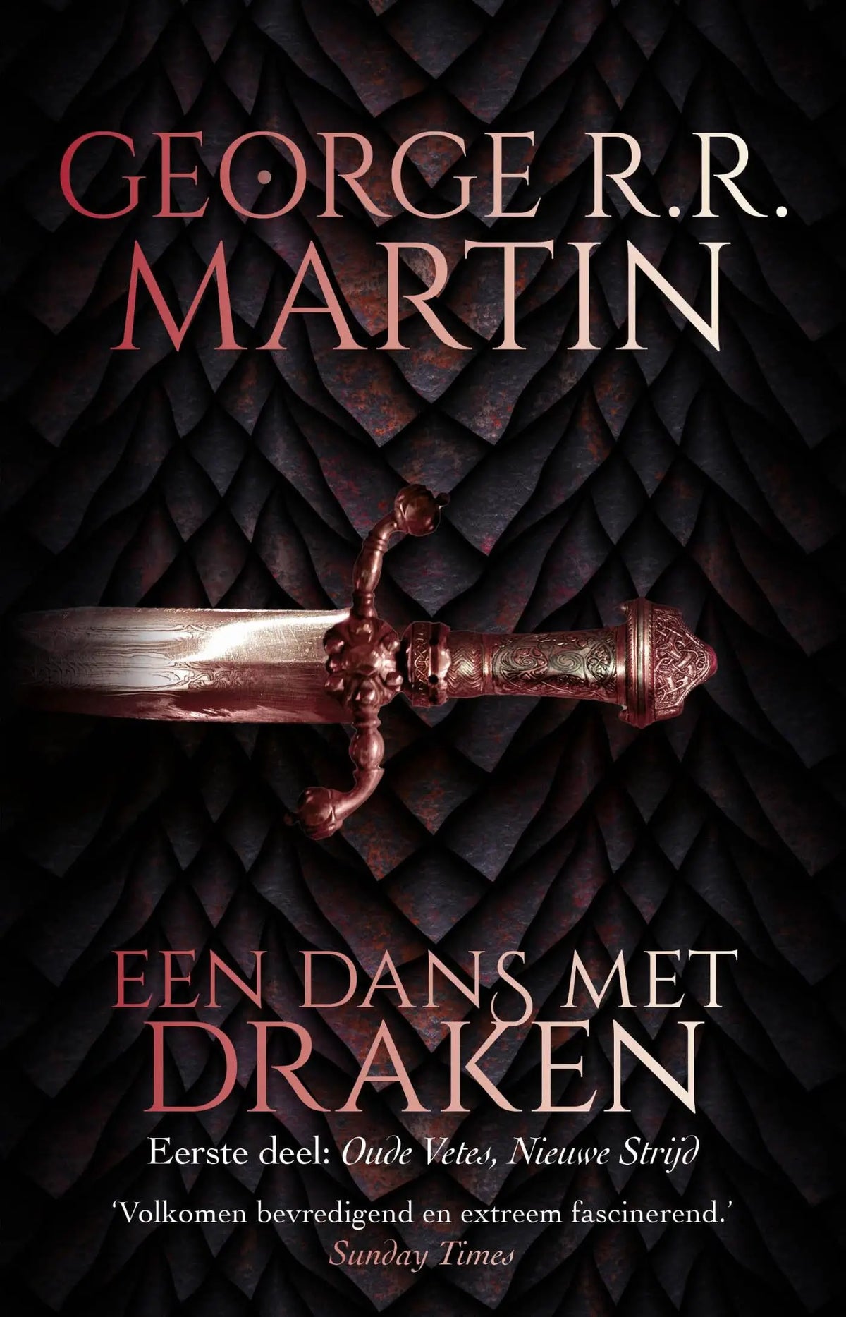 Een ornate metalen zwaard met gedetailleerd heft en kruisbeschermer tegen donkere schubben voor oude vetes nieuwe strijd van luitingh sijthoff fantasy