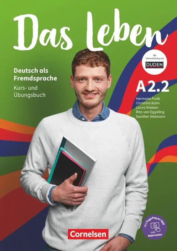 Een glimlachende jonge man met een witte trui houdt drie boeken vast van das leben a2 teilband 2 niveau a1-b1