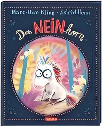 Een speelse cartoonstijl eenhoorn met witte vacht en roze manen in het midden van das neinhorn voor jonge lezers