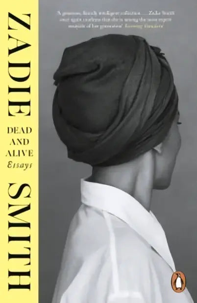 Vrouw met zwarte tulband en witte blouse op een promotiefoto voor dead and alive product
