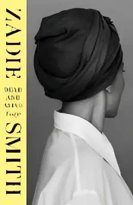 Zwart-wit portret vrouw in Dead and Alive, witte blouse, zwarte hoofddoek