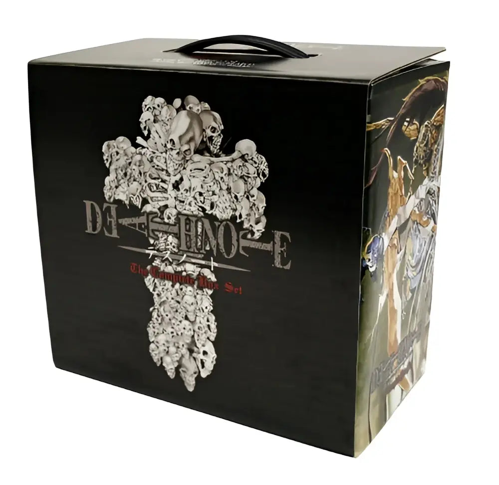 Zwart kartonnen death note complete box set met zilveren en rode branding en gedetailleerd doodskop- en kruisbones ontwerp