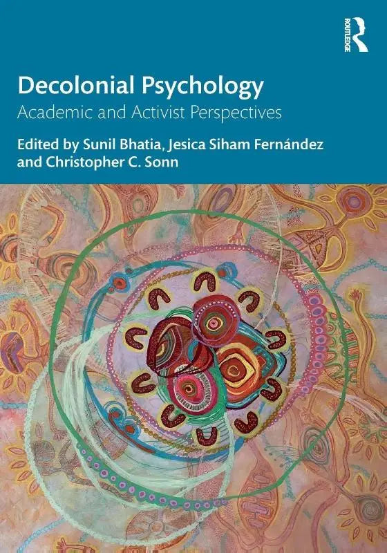 Dekoloniale psychologie boek met abstracte oranje, roze, groene en rode patronen op zachte perzikachtergrond, academische en activistische perspectieven