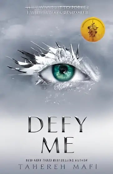 Boekcover van defy me met een opvallende ijsblauwe oog en scherpe witte veervormige details van tahereh mafi shatter me-serie