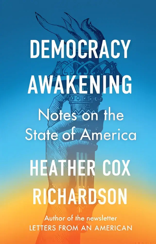 Boekcover met blauwe en oranje verloop en illustratie van het vrijheidsbeeld voor democracy awakening door heather cox richardson