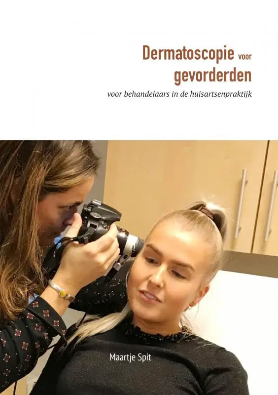 Boekcover van dermatoscopie voor gevorderden in warme bruine seriflettertype voor huisartsenpraktijkgebruik