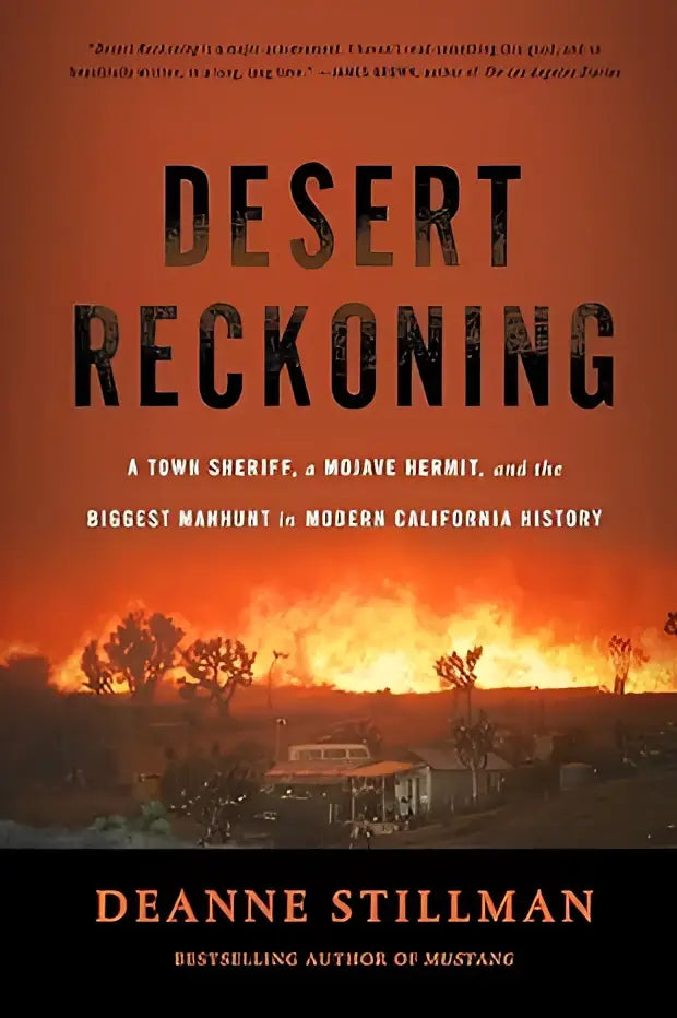 Boekcover van desert reckoning met titel in zwarte letters op een vurige oranje rode woestijnachtergrond en ondertitel over de grootste klopjacht in modern californië